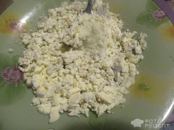 Рецепт: Закуска "Фаршированные яйца" - с недорогой рыбной консервой