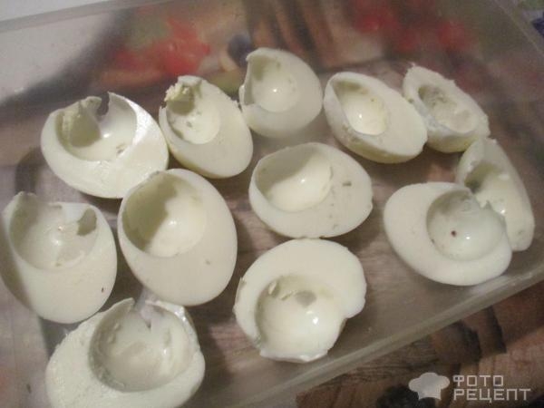 Рецепт: Закуска "Фаршированные яйца" - с недорогой рыбной консервой