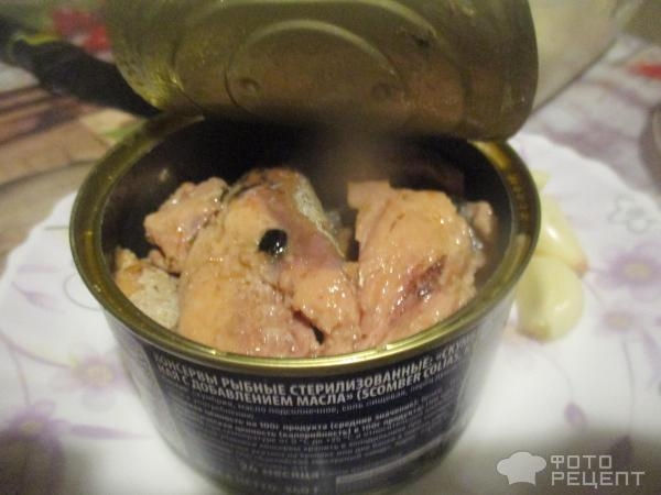 Рецепт: Закуска "Фаршированные яйца" - с недорогой рыбной консервой