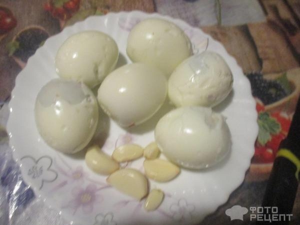 Рецепт: Закуска "Фаршированные яйца" - с недорогой рыбной консервой