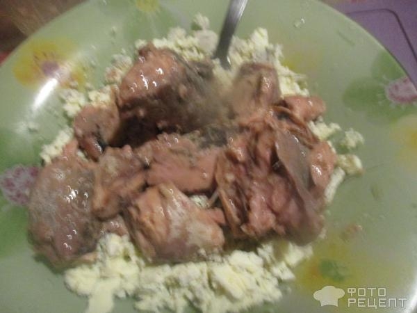 Рецепт: Закуска "Фаршированные яйца" - с недорогой рыбной консервой