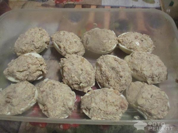 Рецепт: Закуска "Фаршированные яйца" - с недорогой рыбной консервой