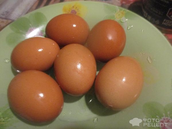 Рецепт: Закуска "Фаршированные яйца" - с недорогой рыбной консервой