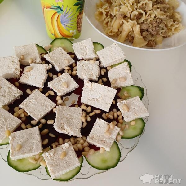 Рецепт: Закуска из печеной свеклы с сыром из ряженки и кедровыми орехами - Вкусная и полезная ПП-закуска всего из трех ингредиентов.