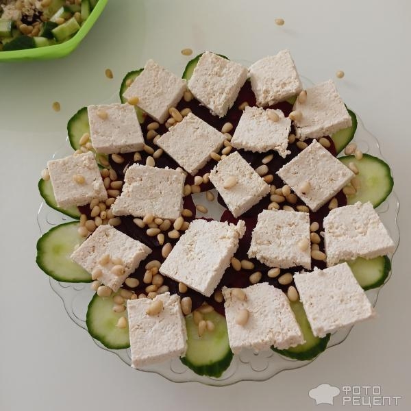 Рецепт: Закуска из печеной свеклы с сыром из ряженки и кедровыми орехами - Вкусная и полезная ПП-закуска всего из трех ингредиентов.