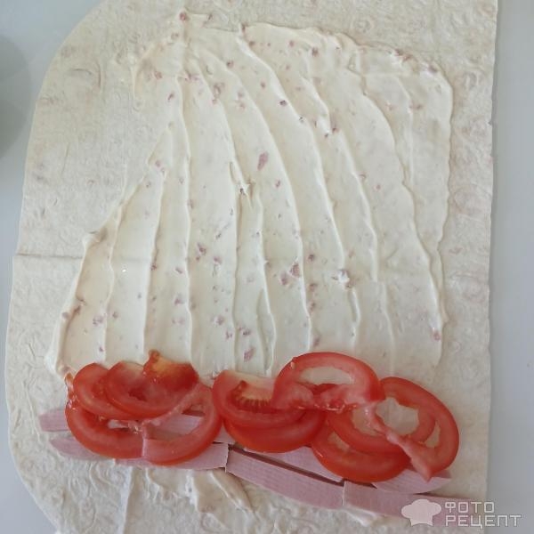 Рецепт: Закусочные рулетики из лаваша - Со свежими помидорами, сыром и колбасой Рецепт: Закусочные рулетики из лаваша - Со свежими помидорами, сыром и колбасой