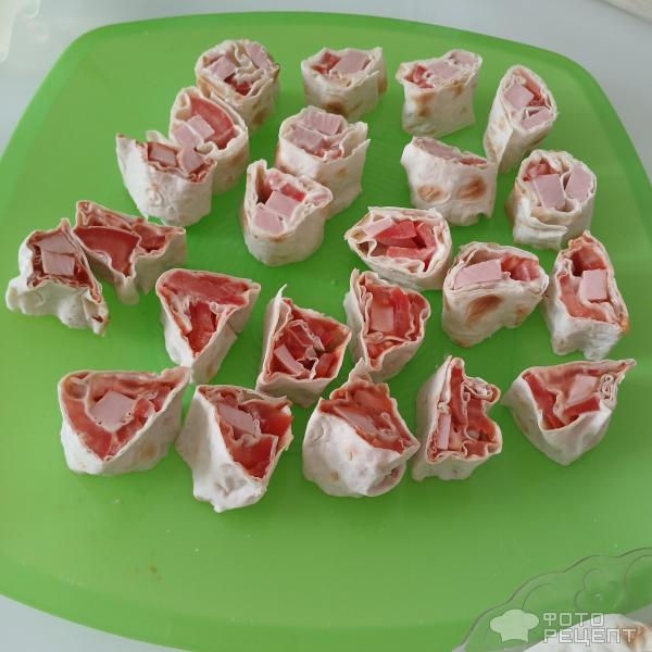 Рецепт: Закусочные рулетики из лаваша - Со свежими помидорами, сыром и колбасой Рецепт: Закусочные рулетики из лаваша - Со свежими помидорами, сыром и колбасой