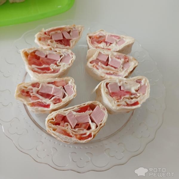 Рецепт: Закусочные рулетики из лаваша - Со свежими помидорами, сыром и колбасой Рецепт: Закусочные рулетики из лаваша - Со свежими помидорами, сыром и колбасой