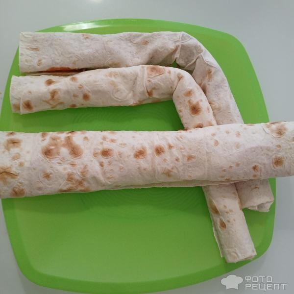 Рецепт: Закусочные рулетики из лаваша - Со свежими помидорами, сыром и колбасой Рецепт: Закусочные рулетики из лаваша - Со свежими помидорами, сыром и колбасой