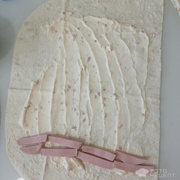 Рецепт: Закусочные рулетики из лаваша - Со свежими помидорами, сыром и колбасой Рецепт: Закусочные рулетики из лаваша - Со свежими помидорами, сыром и колбасой