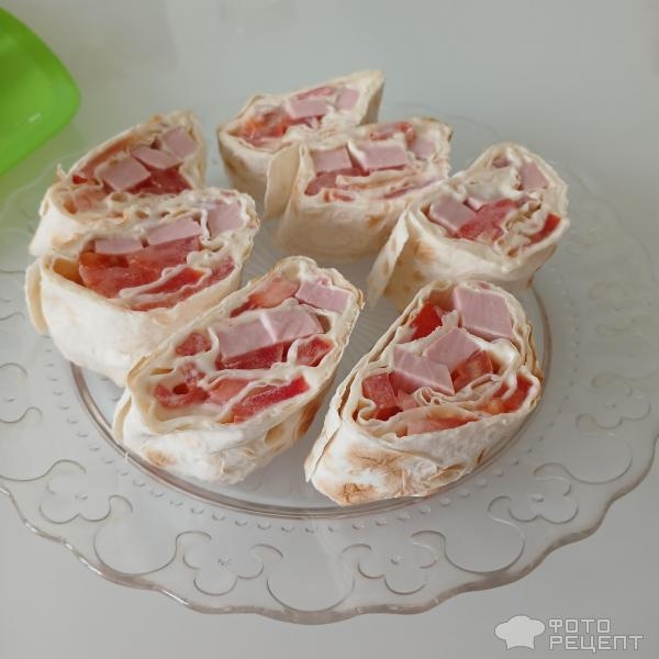 Рецепт: Закусочные рулетики из лаваша - Со свежими помидорами, сыром и колбасой Рецепт: Закусочные рулетики из лаваша - Со свежими помидорами, сыром и колбасой