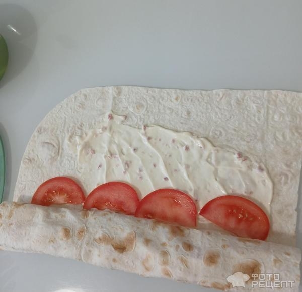 Рецепт: Закусочные рулетики из лаваша - Со свежими помидорами, сыром и колбасой Рецепт: Закусочные рулетики из лаваша - Со свежими помидорами, сыром и колбасой