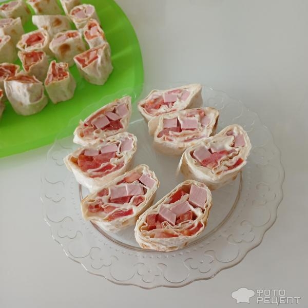 Рецепт: Закусочные рулетики из лаваша - Со свежими помидорами, сыром и колбасой Рецепт: Закусочные рулетики из лаваша - Со свежими помидорами, сыром и колбасой