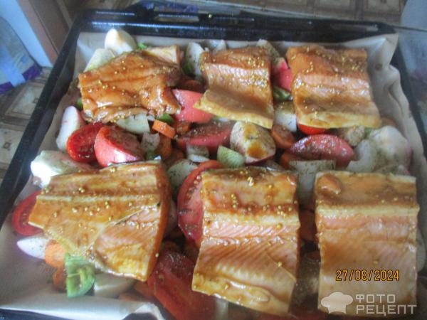 Рецепт: Запеченная форель на овощной подушке - в духовке