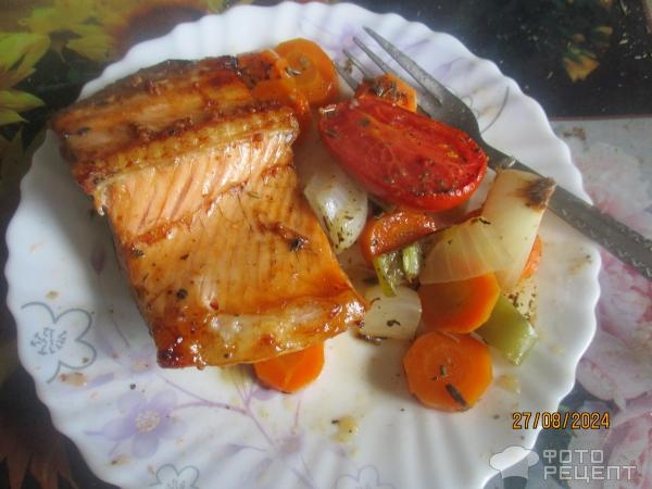 Рецепт: Запеченная форель на овощной подушке - в духовке