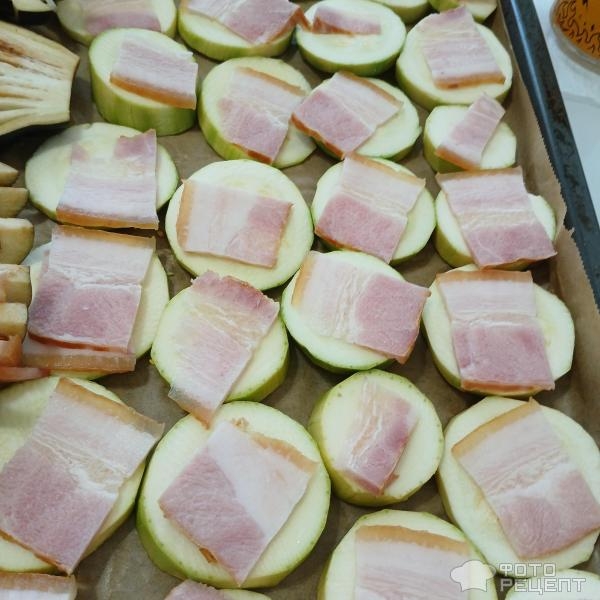 Рецепт: Запеченные кабачки с морковно-сырной начинкой-просто и вкусно! - С копчёным салом Рецепт: Запеченные кабачки с морковно-сырной начинкой-просто и вкусно! - С копчёным салом