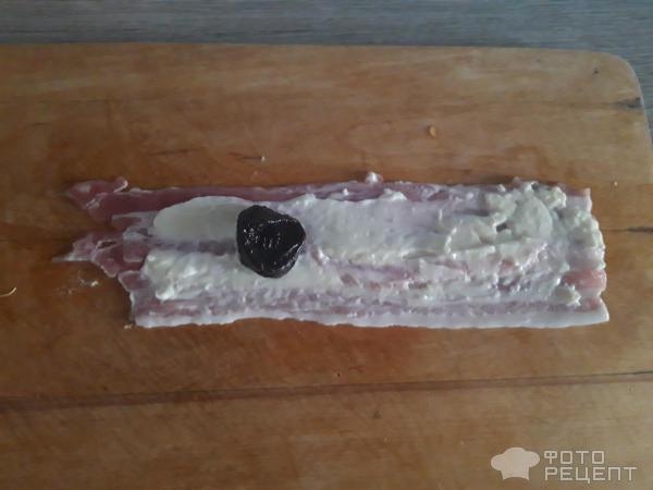 Рецепт: Запеченые беконовые рулеты - с сыром и черносливом!