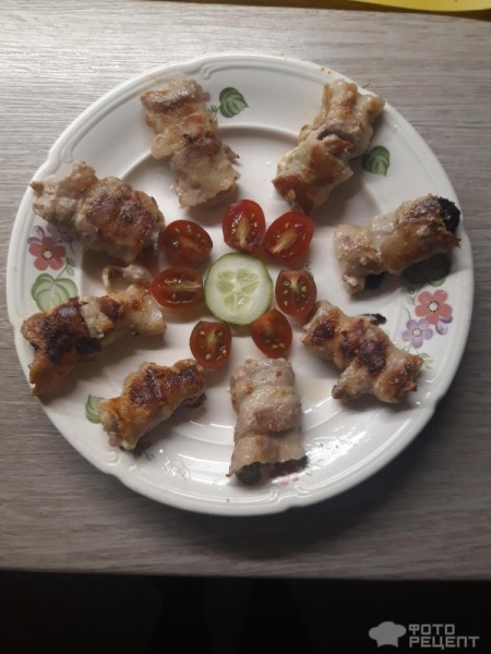 Рецепт: Запеченые беконовые рулеты - с сыром и черносливом!