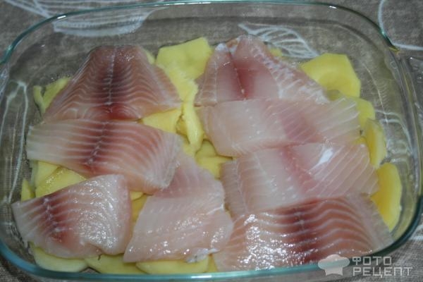 Рецепт: Запеканка из рыбы и картофеля - королевский окунь в сметанной заливке Рецепт: Запеканка из рыбы и картофеля - королевский окунь в сметанной заливке