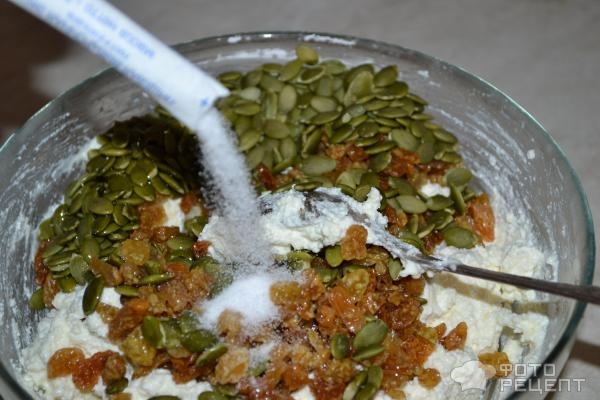 Рецепт: Запеканка творожно-фруктовая - С изюмом, тыквенными семечками и сиропом из смородины Рецепт: Запеканка творожно-фруктовая - С изюмом, тыквенными семечками и сиропом из смородины