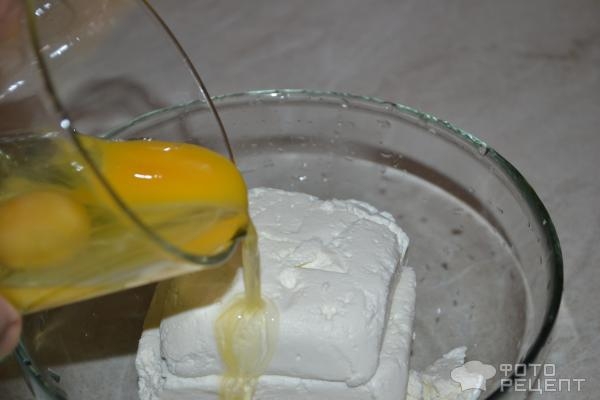 Рецепт: Запеканка творожно-фруктовая - С изюмом, тыквенными семечками и сиропом из смородины Рецепт: Запеканка творожно-фруктовая - С изюмом, тыквенными семечками и сиропом из смородины