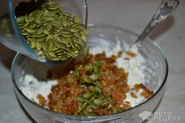 Рецепт: Запеканка творожно-фруктовая - С изюмом, тыквенными семечками и сиропом из смородины Рецепт: Запеканка творожно-фруктовая - С изюмом, тыквенными семечками и сиропом из смородины