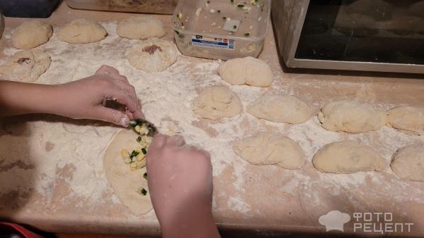 Рецепт: Жареные пирожки с яйцом и зеленым луком - пышные и вкусные