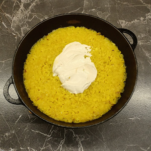 Рис в сметанном соусе на сковороде