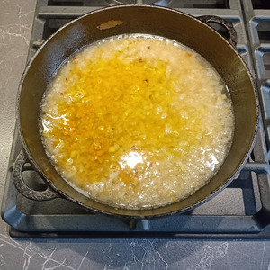 Рис в сметанном соусе на сковороде