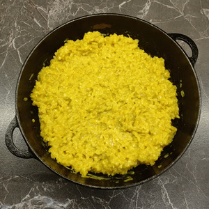 Рис в сметанном соусе на сковороде