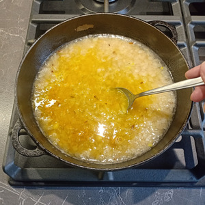 Рис в сметанном соусе на сковороде