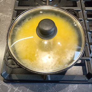 Рис в сметанном соусе на сковороде