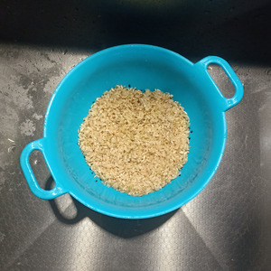 Рис в сметанном соусе на сковороде