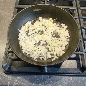 Рис в сметанном соусе на сковороде