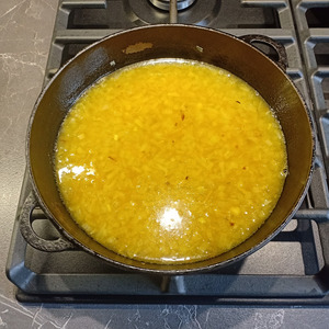 Рис в сметанном соусе на сковороде