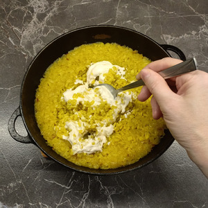 Рис в сметанном соусе на сковороде