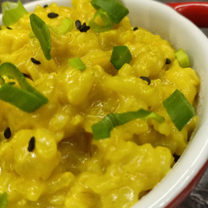 Рис в сметанном соусе на сковороде