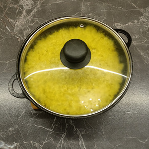 Рис в сметанном соусе на сковороде