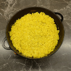 Рис в сметанном соусе на сковороде