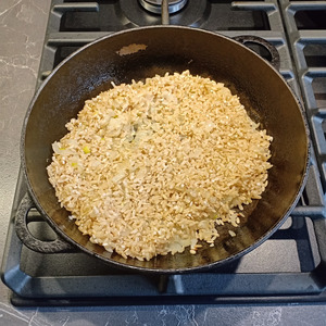 Рис в сметанном соусе на сковороде