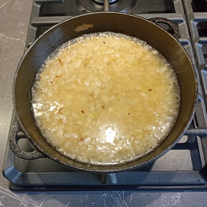 Рис в сметанном соусе на сковороде