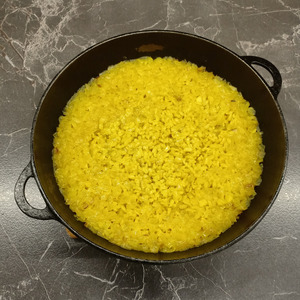 Рис в сметанном соусе на сковороде