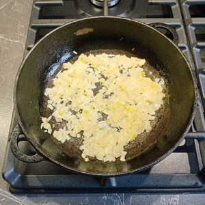 Рис в сметанном соусе на сковороде