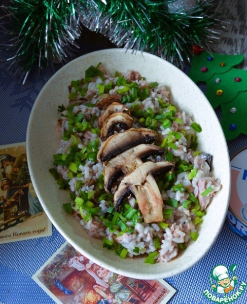 Рисовый салат с тунцом и шампиньонами