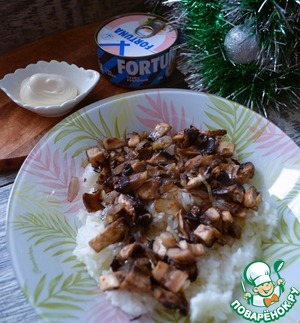 Рисовый салат с тунцом и шампиньонами