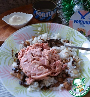 Рисовый салат с тунцом и шампиньонами