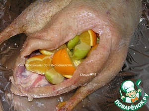 Рождественский гусь с фруктами и картофелем Рождественский гусь с фруктами и картофелем