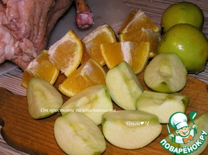 Рождественский гусь с фруктами и картофелем Рождественский гусь с фруктами и картофелем