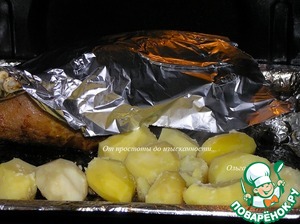 Рождественский гусь с фруктами и картофелем Рождественский гусь с фруктами и картофелем