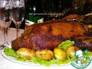 Рождественский гусь с фруктами и картофелем Рождественский гусь с фруктами и картофелем